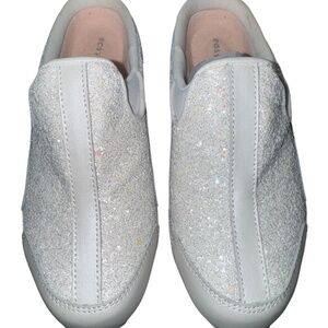Easy Spirit Women's Traveltime Clogs in a white glitter/sparkle finish Size 5M